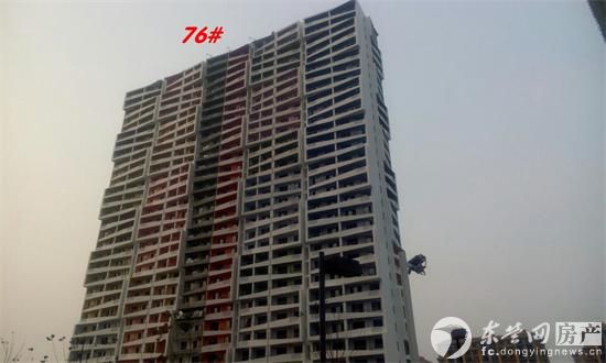 海洋城项目十月施工迅速,商业项目全面封顶,即将推出。住宅项目正在进行外立面施工。 外立面施工中 海洋城项目位于东城胜利大街和南一路交汇处,由东营高原万邦投资有限公司开发建设。总建筑面积11万平方米,由四栋综合商业楼、五栋板式观景小高层和四栋阔景多层组成,建成后将成为东营首家汇集高端居住、商业、5A级写字楼、观光旅游为一体的海洋主题城市综合体。住宅共计360户,面积包含78两室168四室多种户型。商业部分开发了东营唯一的国家4A级海洋主题旅游景区海洋世界,包含24个展览、观赏、科普展区,集